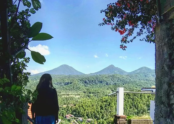 Made Oka And Warung 4* Munduk