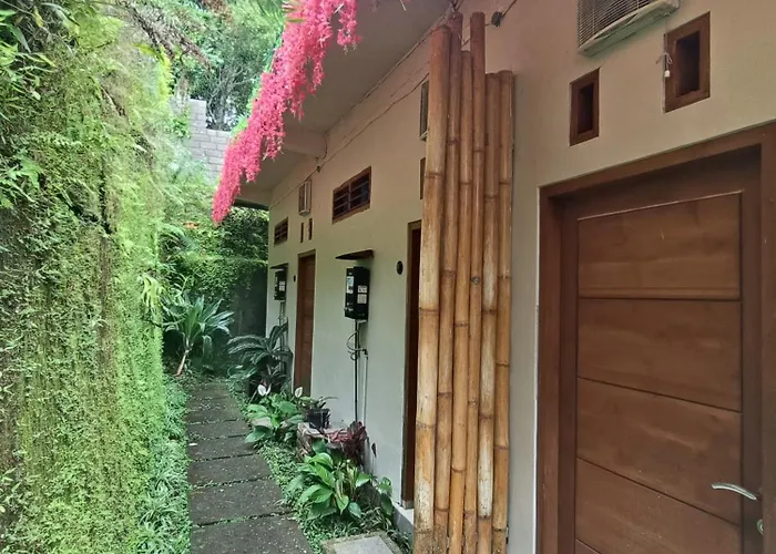 Made Oka And Warung Affittacamere Munduk